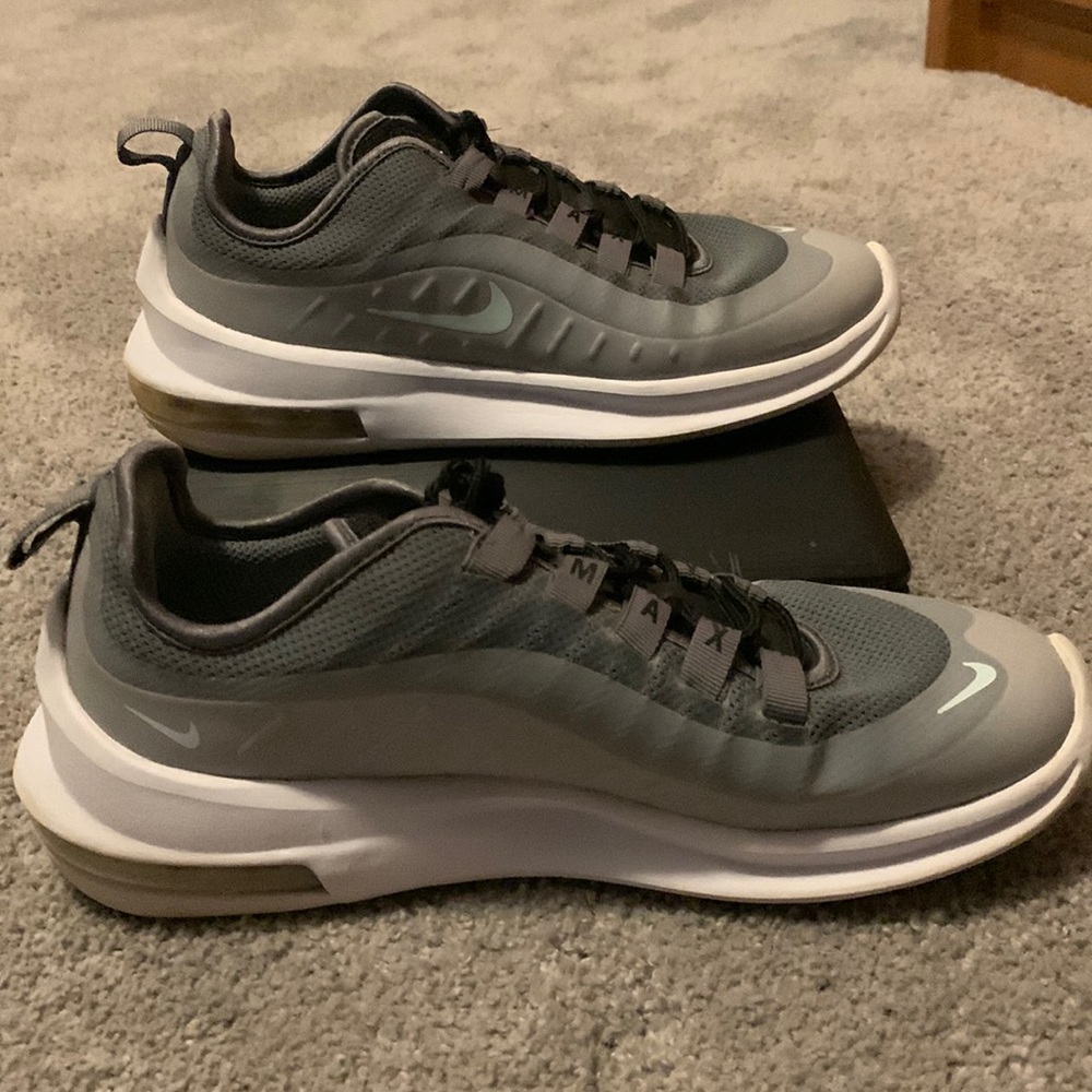 Nike air max axis size 7 woman’s